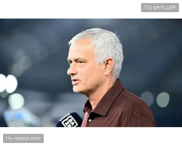 特写:看台上的叹息,穆里尼奥观战罗马比赛神情严肃 特写:看台上的叹息,穆里尼奥观战罗马比赛神情严肃